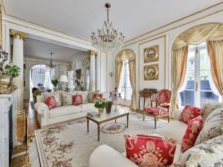 A Majorelle-blue house steps from the Arc de Triomphe A Majorelle-blue house steps from the Arc de Triomphe