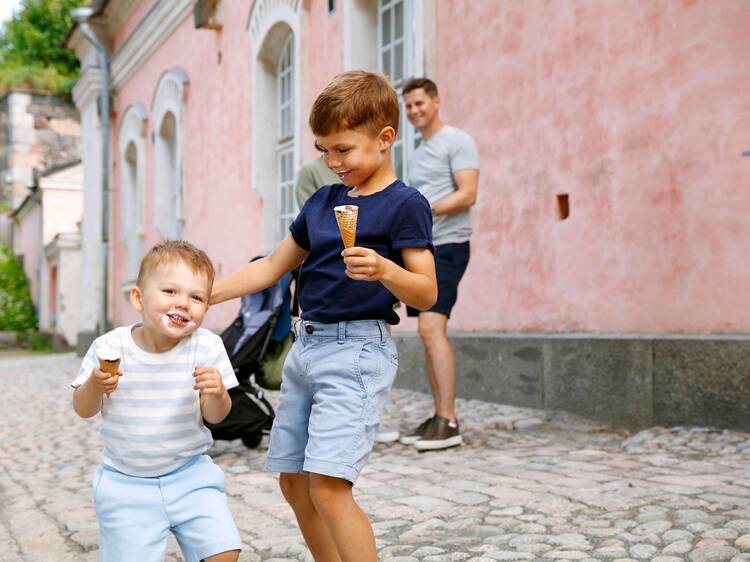 Seikkaile tunneleissa Suomenlinnassa Seikkaile tunneleissa Suomenlinnassa