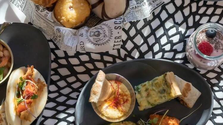 3. B-Lounge: un festín gastronómico con vistas y DJ