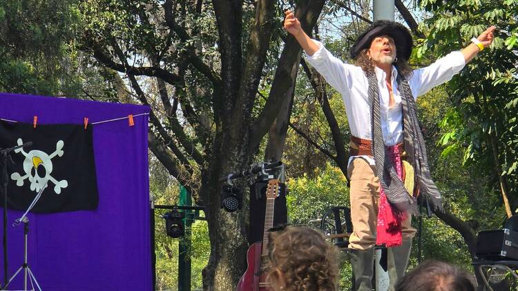 Show musical de piratas en Feria de las calacas