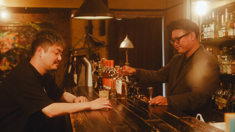 ジャズバー入門ガイド、グラス片手に楽しむ選曲と生演奏の醍醐味とは