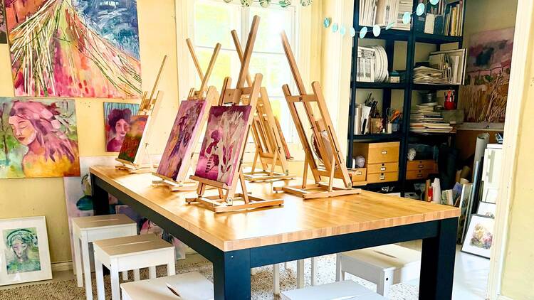 Master painting techniques in a cosy studio Master painting techniques in a cosy studio