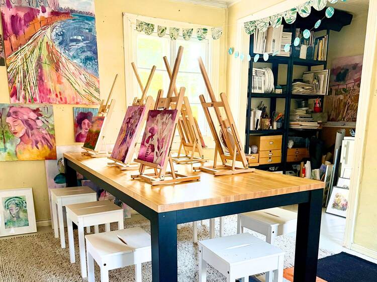 Master painting techniques in a cosy studio Master painting techniques in a cosy studio