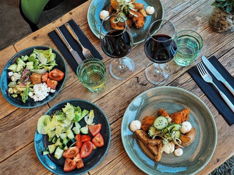 Lunch table setting at Bistro Kirkkopuisto in Jyväskylä featuring fresh salads, crispy mains, and a cozy dining atmosphere. Lunch table setting at Bistro Kirkkopuisto in Jyväskylä featuring fresh salads, crispy mains, and a cozy dining atmosphere.