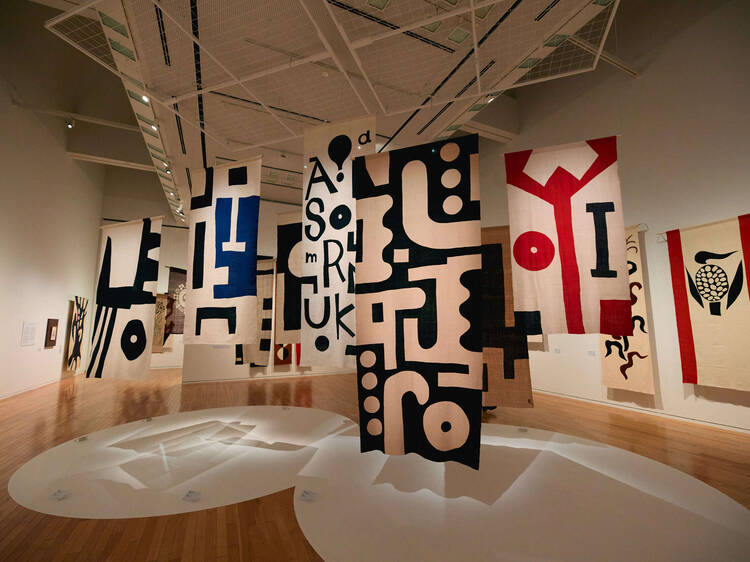 最初期から最晩年の作品まで、染色家・柚木沙弥郎の75年の歩みをたどる展覧会が開催