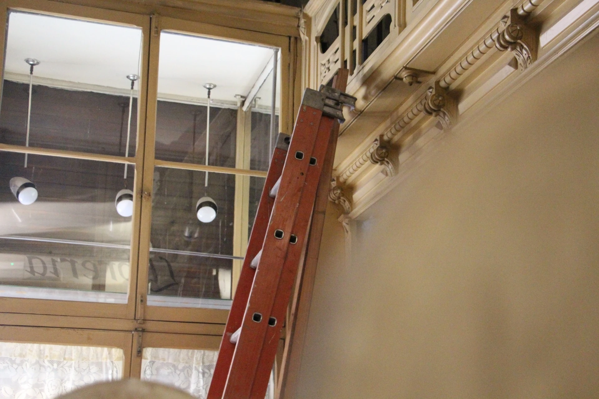 Tota la fa&ccedil;ana i el mobilari de la Llibreria Sant Jordi estan protegits