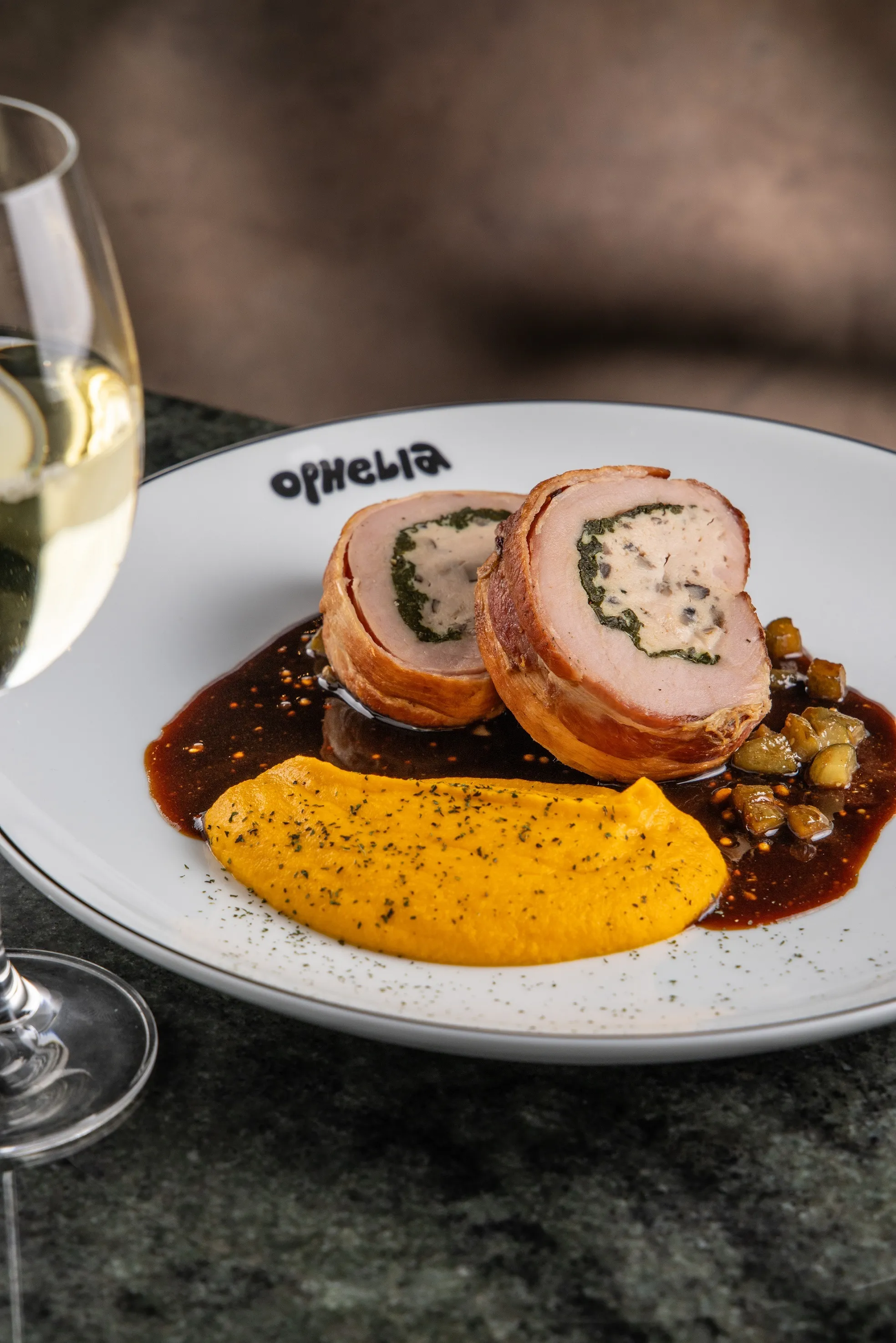 ballotine de filé suíno curado com purê de cenoura e avelã