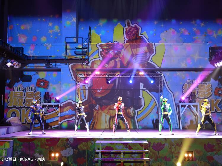 50年の歴史が詰まった大迫力のアクションを堪能する。