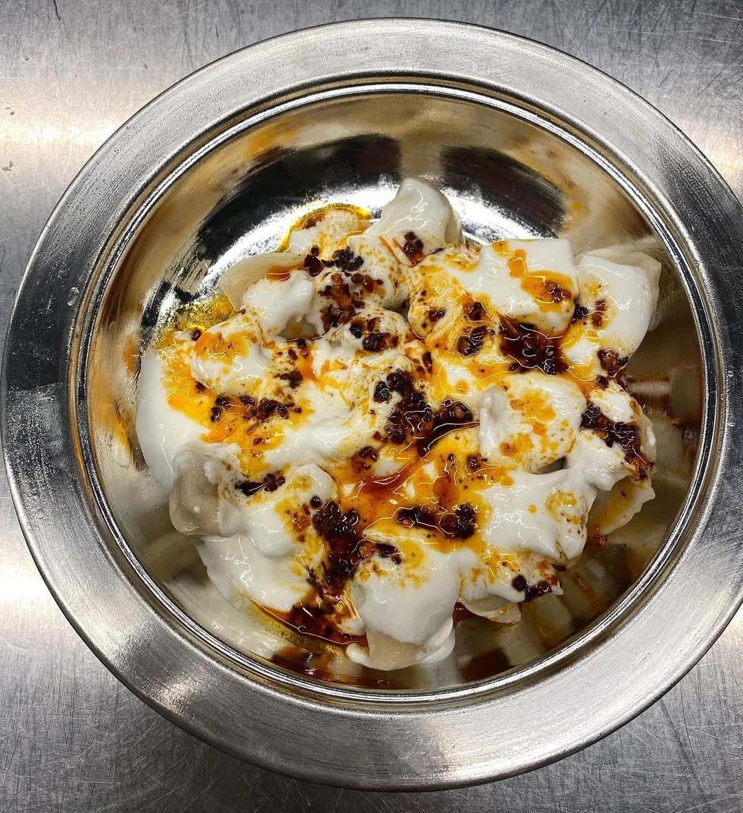 Jazminos, un plat de manti, raviolis farcits de xai