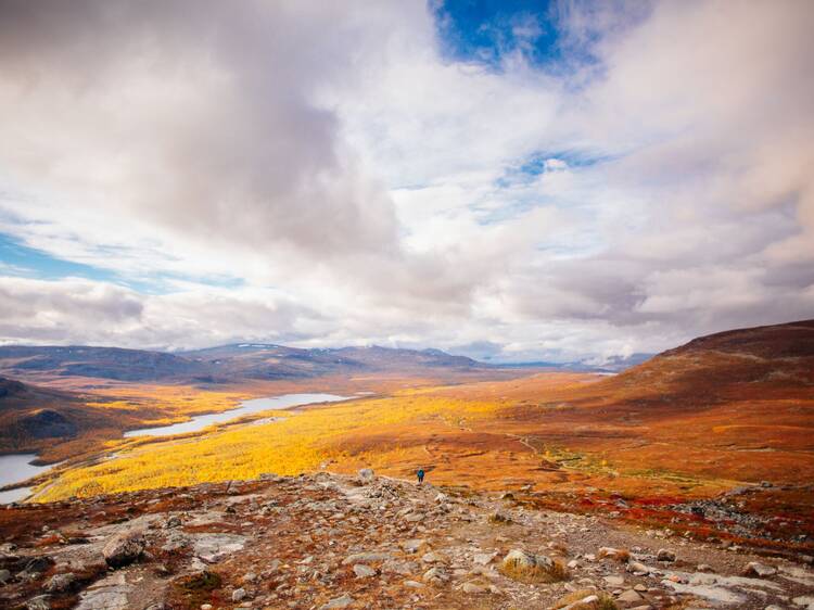 Ruskan väreissä leiskuva maisema Kilpisjärvellä Saana tunturin rinteillä Ruskan väreissä leiskuva maisema Kilpisjärvellä Saana tunturin rinteillä