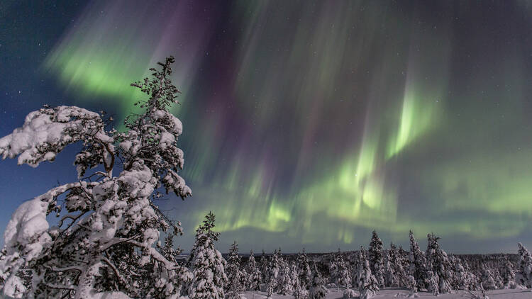 Revontulet ja keskiyön aurinko Revontulet ja keskiyön aurinko
