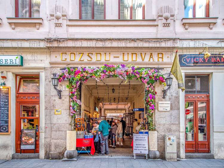 Discovering District VII: Your ultimate guide to Budapest’s Jewish Quarter Discovering District VII: Your ultimate guide to Budapest’s Jewish Quarter