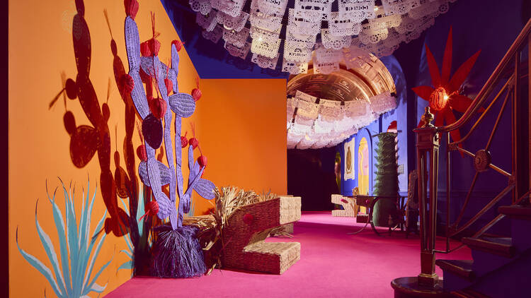 Sketch + AgoProjects - iHola London!