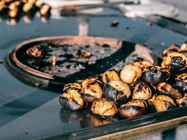 Quentes e boas. Saiba onde encontrar castanhas assadas no Porto Quentes e boas. Saiba onde encontrar castanhas assadas no Porto