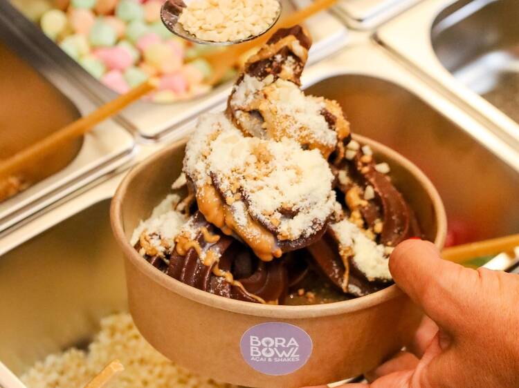 In Carcavelos, Halloween is celebrated with açaà and ice cream In Carcavelos, Halloween is celebrated with açaà and ice cream