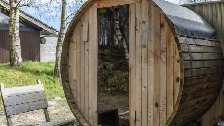 A log cabin with a sauna and hot tub in Northumberland National Park