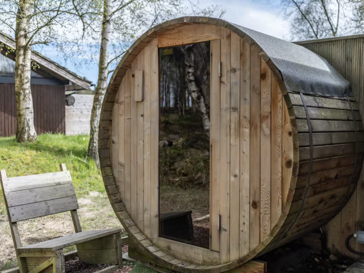 A log cabin with a sauna and hot tub in Northumberland National Park