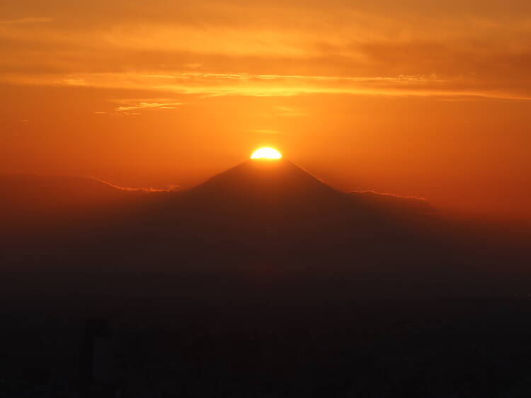 Catch sight of ‘Diamond Fuji’ from the roof of Sunshine 60 this November Catch sight of ‘Diamond Fuji’ from the roof of Sunshine 60 this November