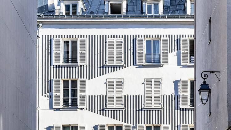 Daniel Buren réinvente la rue des Acacias avec une œuvre monumentale