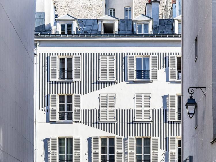 Daniel Buren dévoile une nouvelle installation spectaculaire à Paris Daniel Buren dévoile une nouvelle installation spectaculaire à Paris