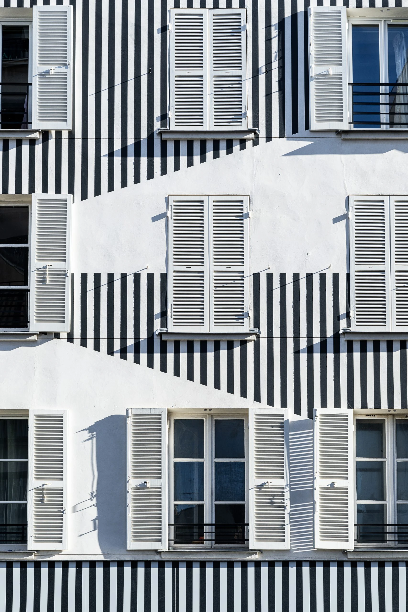 Daniel Buren r&eacute;invente la rue des Acacias avec une &oelig;uvre monumentale