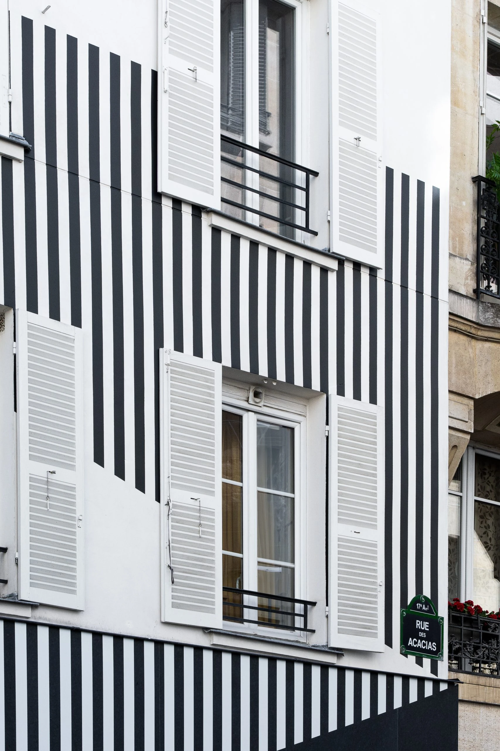 Daniel Buren r&eacute;invente la rue des Acacias avec une &oelig;uvre monumentale