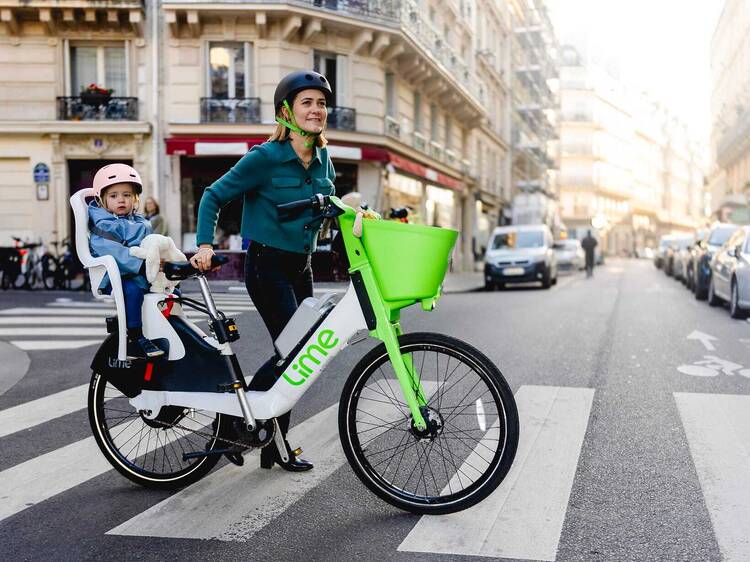 À Paris, Lime vient de lancer 500 vélos électriques avec siège enfant en libre-service