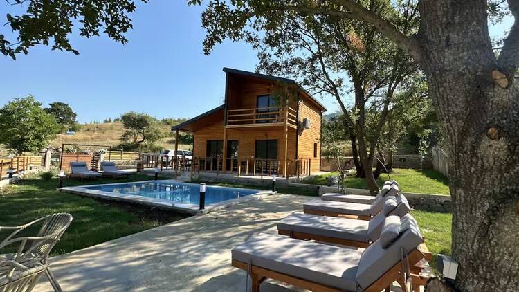 Huge chalet with a pool in Fshati i R