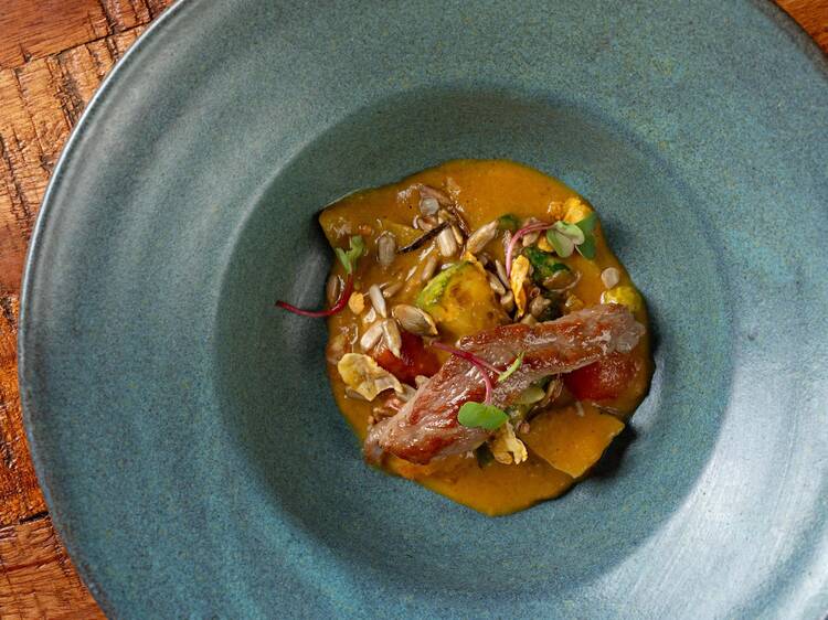 Hachiko Barra: pato com curry de acerola e granola salgada Hachiko Barra: pato com curry de acerola e granola salgada