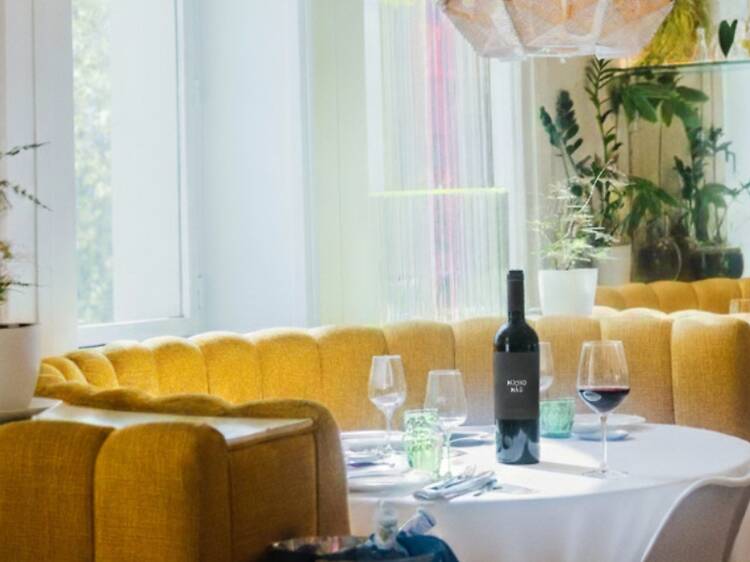 Sofisticación en plato y copa