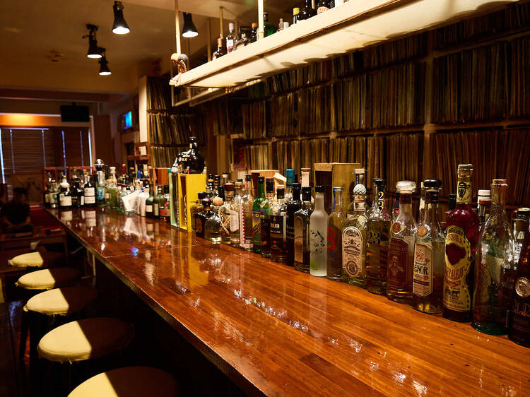 レコードと酒のコレクションに圧倒される。