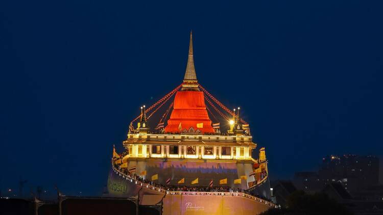 สัมผัสบรรยากาศงานวัดสุดยิ่งใหญ่ที่สืบทอดมายาวนานกว่า 100 ปี ในงานภูเขาทอง ประจำปี 2568