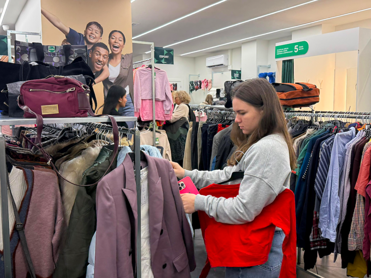 Abre en Sant Andreu una tienda de ropa de segunda mano con más de 4.000 prendas reutilizadas Abre en Sant Andreu una tienda de ropa de segunda mano con más de 4.000 prendas reutilizadas