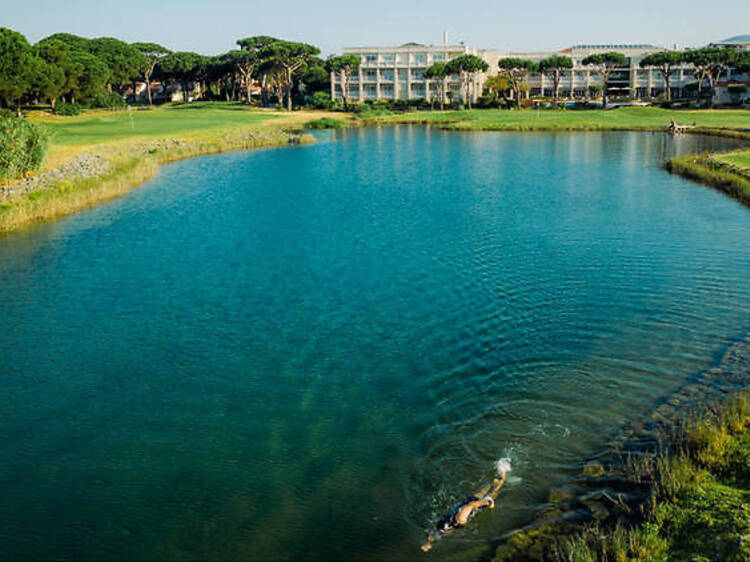 Adeus, Onyria. Olá, Kimpton: hotel de Cascais vai renovar-se e tem o mobiliário à venda online