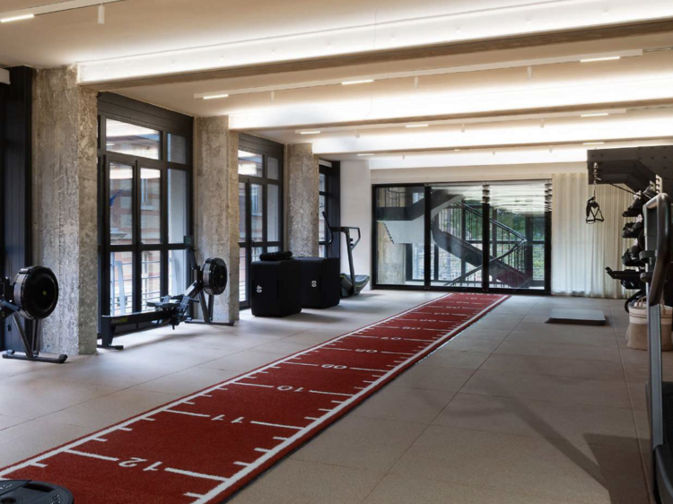 À Montmartre, une ancienne imprimerie transformée en immense “social sports club” entre salle de sport, coworking et café-restaurant