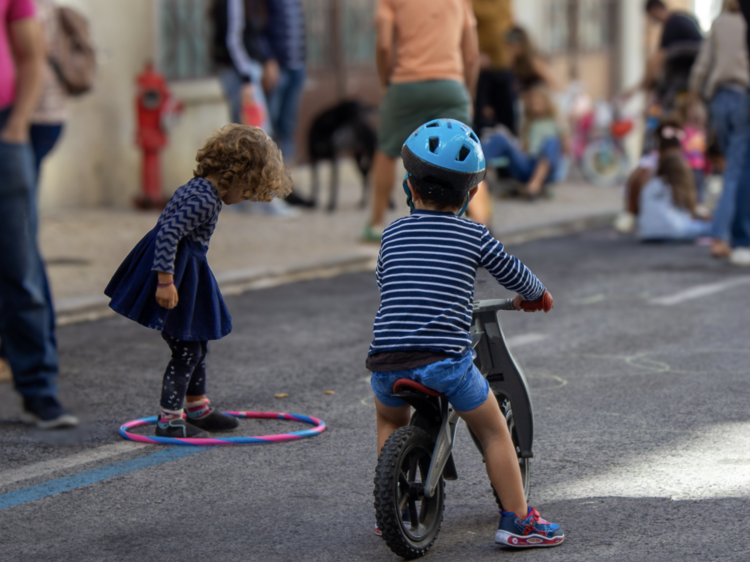 Uma vez por mês, uma rua do Areeiro manda os carros passear e avança para a brincadeira