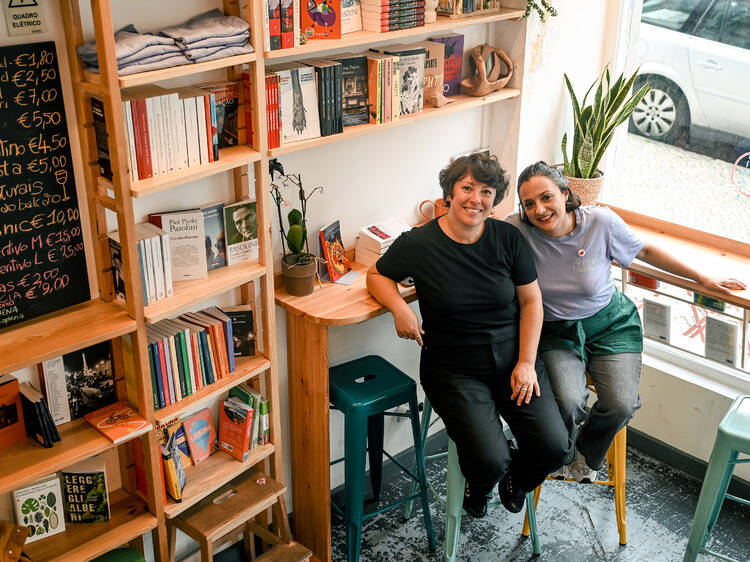 A ‘piccola’ livraria italiana de Arroios cresceu, mudou de casa e ganhou um café. É entrar para ver