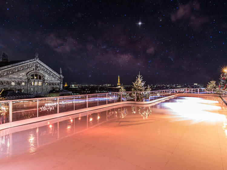 Une patinoire féerique rouvre sur un rooftop parisien avec vue imprenable sur la tour Eiffel Une patinoire féerique rouvre sur un rooftop parisien avec vue imprenable sur la tour Eiffel