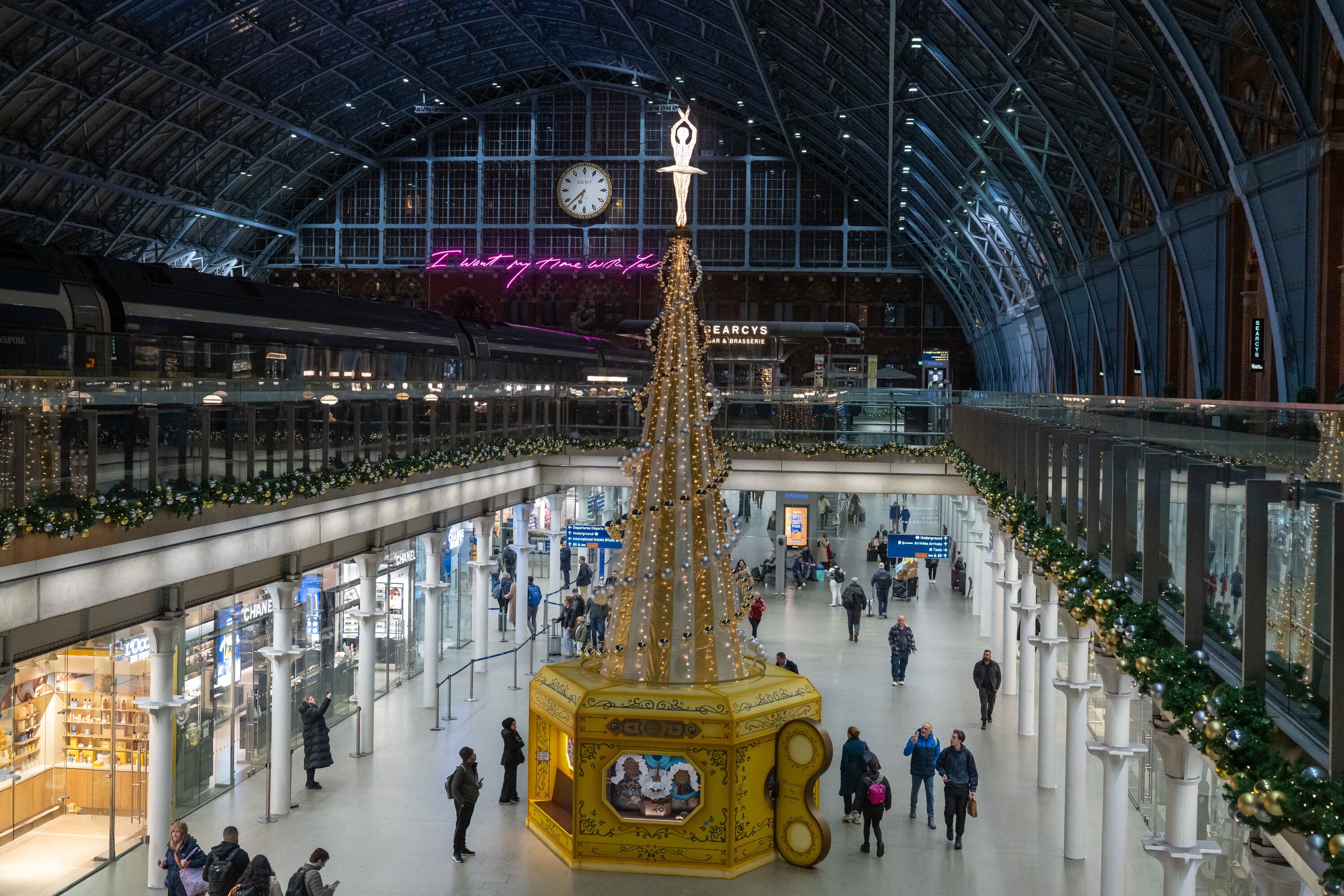 St Pancras has revealed its stunning 2025 Christmas tree