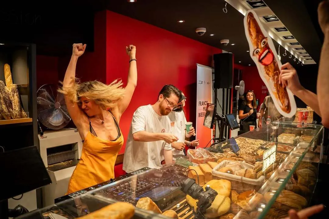Fête dans une boulangerie