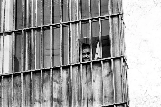 Dona darrere la reixa. Sanl&uacute;car de Barrameda, 1969. De la s&egrave;rie 'Hist&ograve;ria d'una solitud' 