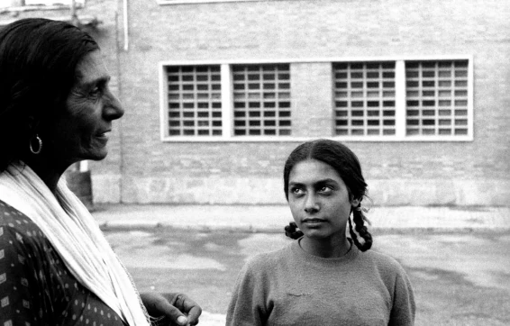&Agrave;via i neta. Barcelona, 1976. De la s&egrave;rie 'La dona marginada en la societat' &copy; Archivo Colita Fotograf&iacute;a