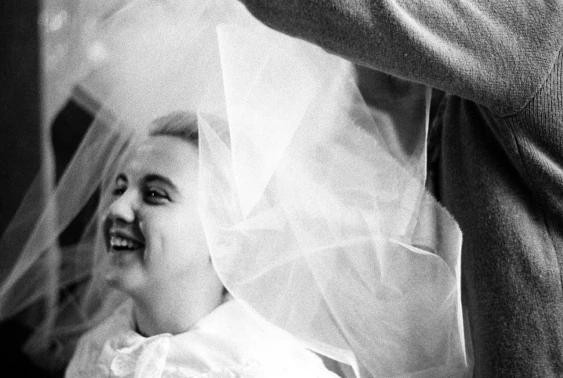 Preparatius de la n&uacute;via. Barcelona, 1963. De la s&egrave;rie 'Carrera femenina amb asseguran&ccedil;a de vellesa' &copy; Archivo Colita Fotograf&iacute;a