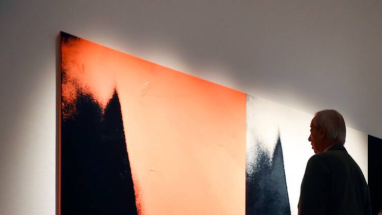 Vista de sala con obras de la serie 'sombras' de Andy Warhol. Foto ©Francis Tsang