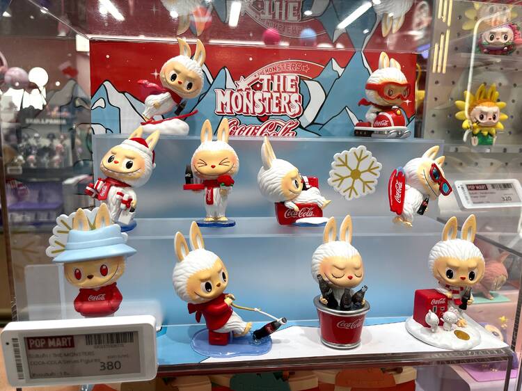 Abre en Gran Vía la tienda con los regalos más virales del momento: casi 200 metros cuadrados con Labubu o Crybaby, colecciones únicas para esta Navidad y la fiebre de las cajas sorpresa Abre en Gran Vía la tienda con los regalos más virales del momento: casi 200 metros cuadrados con Labubu o Crybaby, colecciones únicas para esta Navidad y la fiebre de las cajas sorpresa