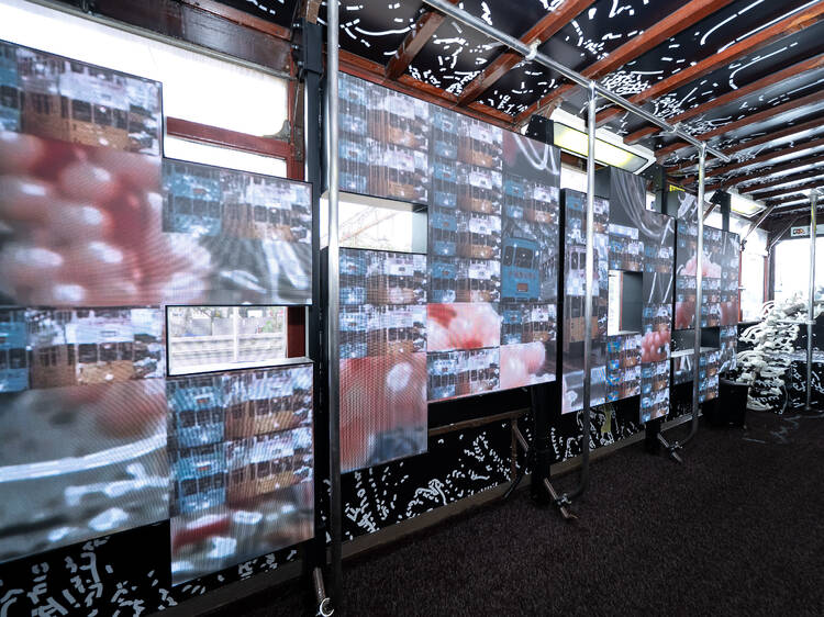 「Ding Lab」人工智能藝術展打造 Cyberpunk 電車 巨型機械脊柱貫穿車廂、電車版電子寵物蛋