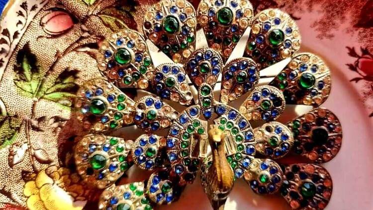 Budai Zsibvásár Budai Zsibvásár egyik kincse, egy arany páva kövekkel kirakva dekoráció