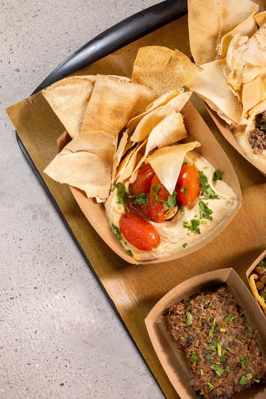 Humus com tomatinhos confit
