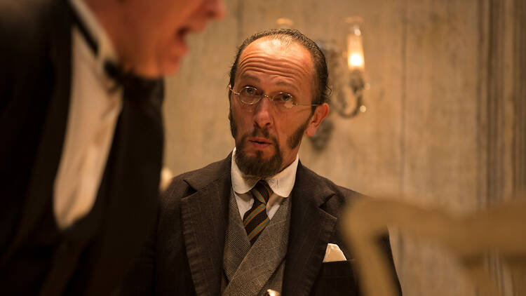 El inspector llama a la puerta