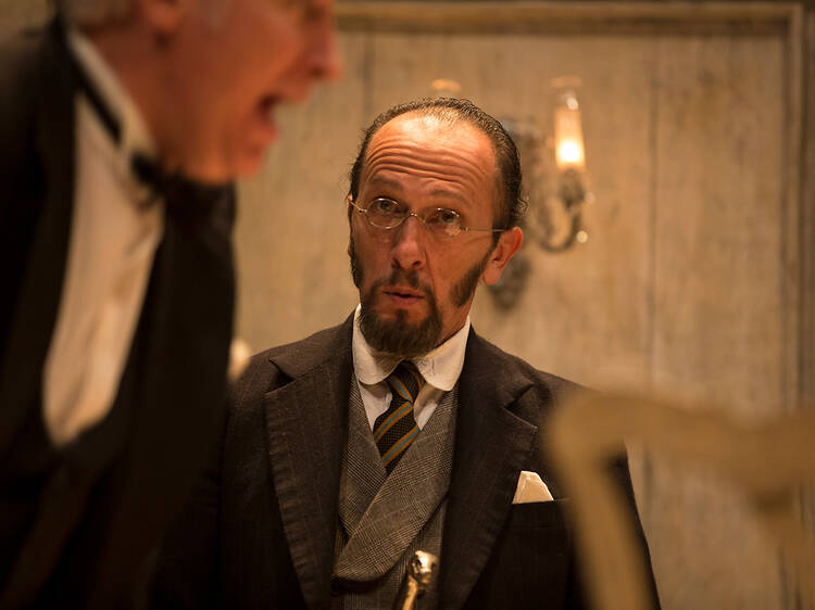 El inspector llama a la puerta